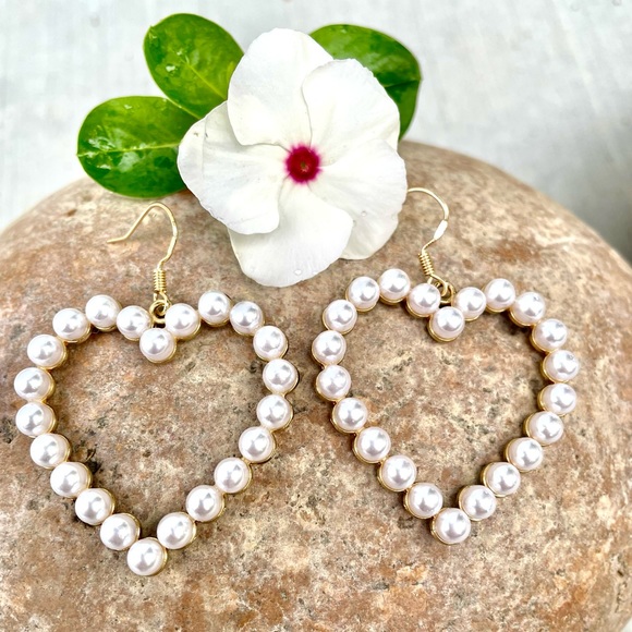 7/$35 HEART PEARL FAUX EARRINGS - Picture 5 of 6